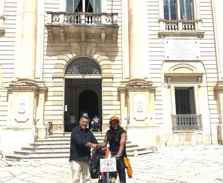 Parte da Calcutta in bici nel 2004 e arriva in Sicilia per sensibilizzare all’HIV