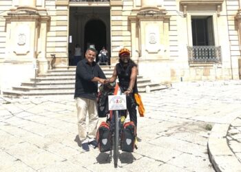 Parte da Calcutta in bici nel 2004 e arriva in Sicilia per sensibilizzare all’HIV
