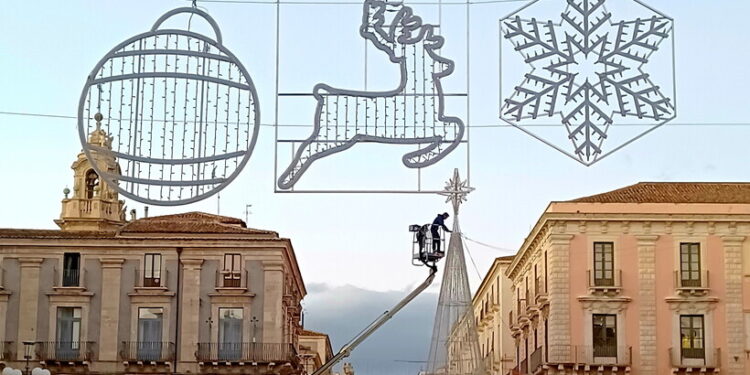 Catania: alle 17 si accenderà l’abero di Natale di piazza Università e le luminarie