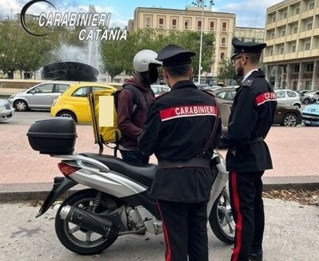 Catania: spacciava hashish, marijuana e crack travestito da raider