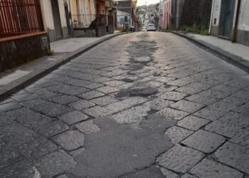 Acireale, frazioni al buio e senza attraversamenti pedonali