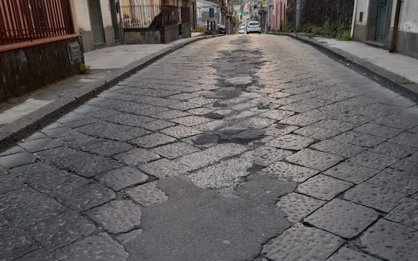 Acireale, frazioni al buio e senza attraversamenti pedonali