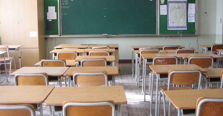 Insegnante per 12 anni percepisce stipendio e pensione