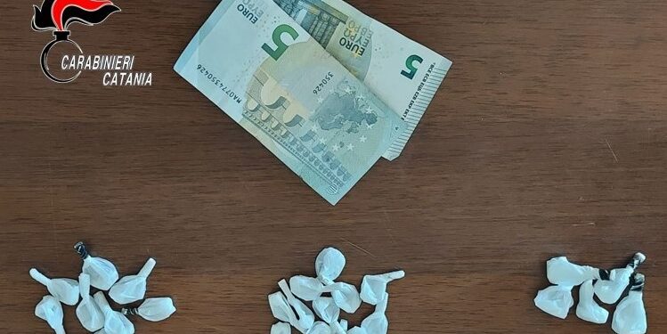 In manette a Catania 50enne, ai domiciliari, per spaccio di droga