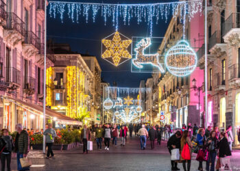 Si accendono le luci natalizie in piazza Università a Catania