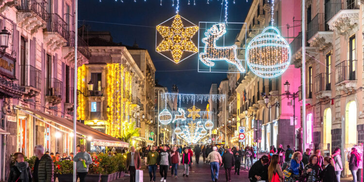 Si accendono le luci natalizie in piazza Università a Catania
