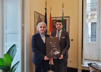 Codacons dona al presidente dell’Ars Galvagno il calendario “Addio alle armi”