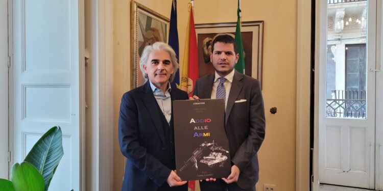 Codacons dona al presidente dell’Ars Galvagno il calendario “Addio alle armi”