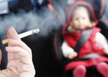 Fuma in auto con a bordo il figlio di un anno e mezzo, multata
