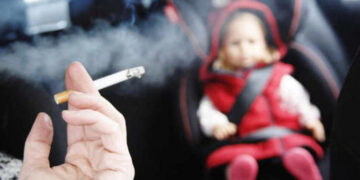 Fuma in auto con a bordo il figlio di un anno e mezzo, multata