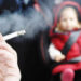 Fuma in auto con a bordo il figlio di un anno e mezzo, multata