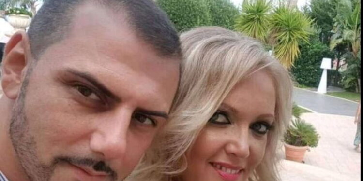 Uccide la compagna con diverse coltellate e poi si toglie la vita