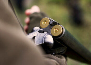 Ferito da un colpo di fucile alla schiena 37enne