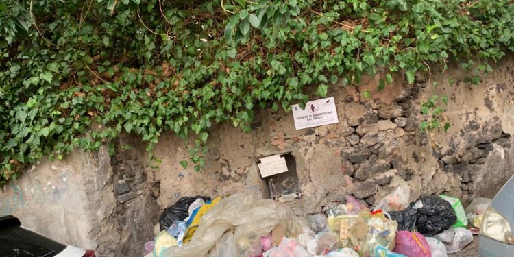 Via Rasà, è emergenza rifiuti