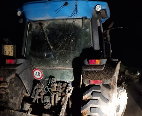 Rubano trattore comunale per scardinare cassa stazione di carburante