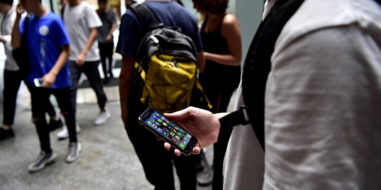 Stop ai cellulari in classe, il ministero invia la circolare alle scuole