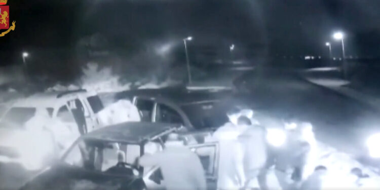 In manette tre uomini per tentata rapina aggravata, porto e detenzione illegale di armi