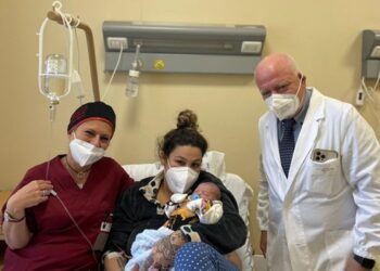 Partorisce in auto mentre accompagna i figli a scuola