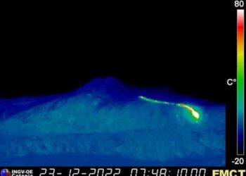 Spettacolo Etna: colata arriva nella Valle del Leone