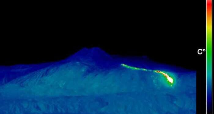Spettacolo Etna: colata arriva nella Valle del Leone