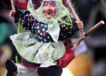 Ruba 24 calze della befana: arrestata 36enne romena