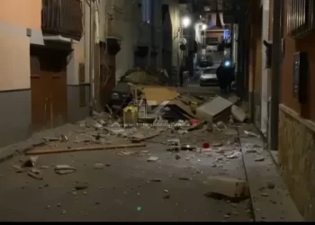 Terribile esplosione di una bombola di gas nel catanese: un marocchino salvato dalle macerie