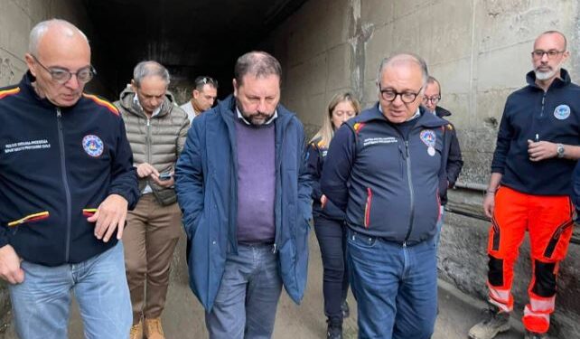 Squadre dei volontari della Protezione civile nelle zone alluvionte di Messina