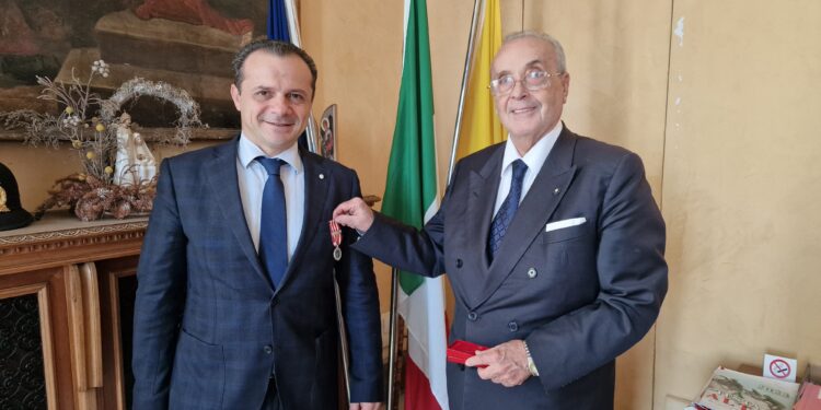 L’ordine dei cavalieri di Malta conferisce onorificenza a Cateno de Luca