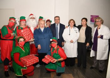 Una pioggia di giocattoli per i piccoli del reparto di nefrologia pediatrica