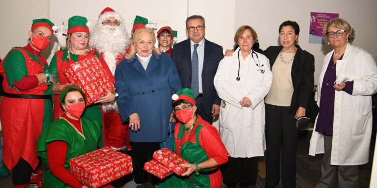 Una pioggia di giocattoli per i piccoli del reparto di nefrologia pediatrica