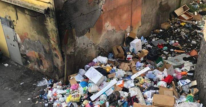Ancora spazzatura a Catania, ma si rubano anche i bidoni