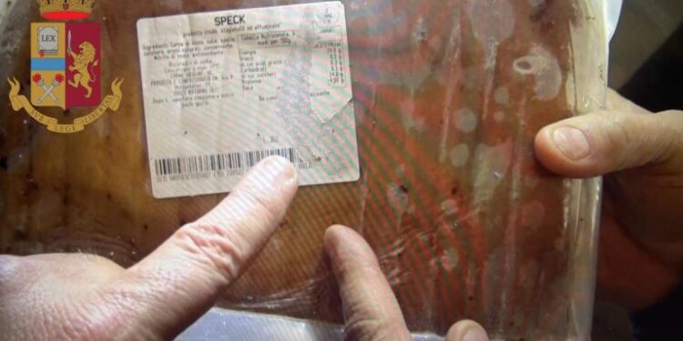 Sporcizia e abusivismo in due ristoranti di via Garibaldi