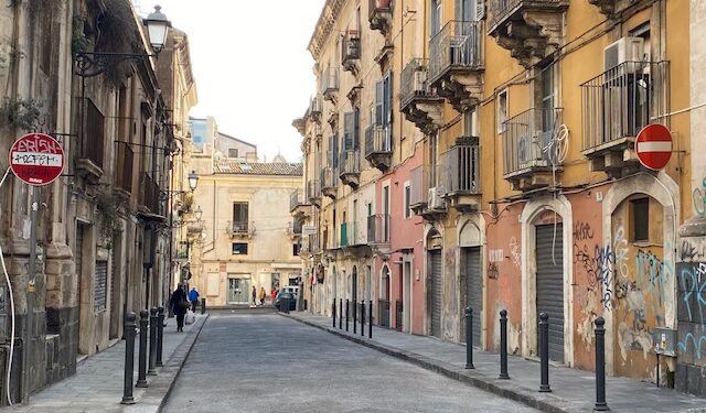 Catania: manutenzione in via San Martino al posto dell’asfalto torna il basolato lavico