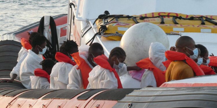 Migranti: via libera dell’Italia alle navi delle ong