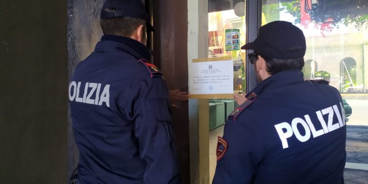 Trasforma il bar del porto in discoteca senza autorizzazione: multa e denuncia per il titolare