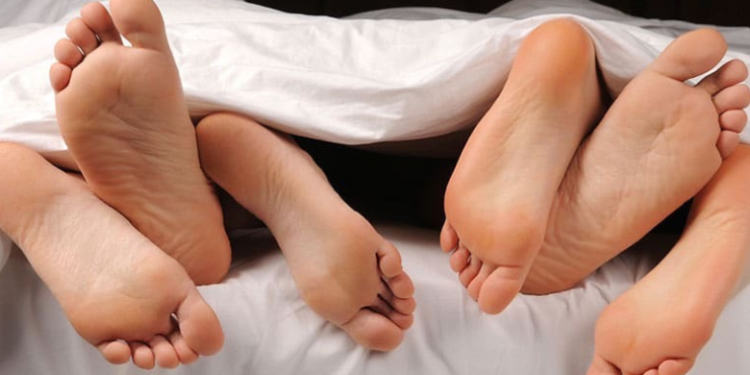 ménage à trois.lifestyle