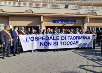 Giù le mani dall’ospedale di Taormina: sit-in di protesta