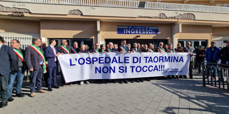 Giù le mani dall’ospedale di Taormina: sit-in di protesta