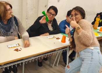 Al liceo delle Scienze Umane di Riposto nonni e nipoti giocano a tombola per rivivere le tradizioni