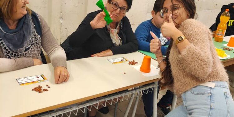 Al liceo delle Scienze Umane di Riposto nonni e nipoti giocano a tombola per rivivere le tradizioni