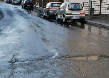 Acque reflue e rischio per la salute pubblica. La denuncia dei residenti di via Sardegna