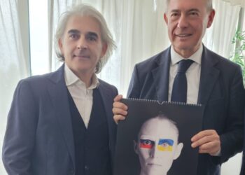 Il ministro Urso riceve in dono il calendario per la pace Codacons