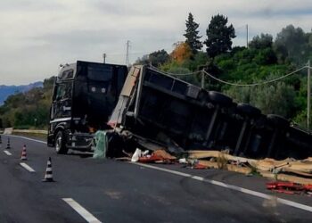 Scontro tra tir, un ferito