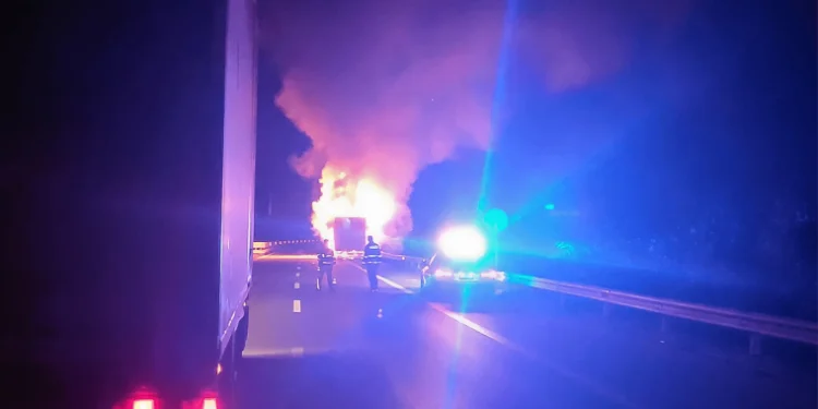Camion a fuoco sulla Catania – Palermo