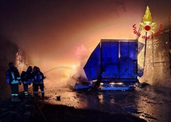 Camion in fiamme in autostrada, traffico in tilt