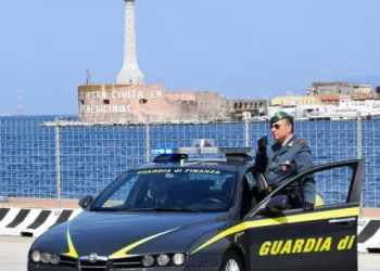 Viaggiava verso la Sicilia nascondendo sotto i sedili della macchina 5 panetti di cocaina