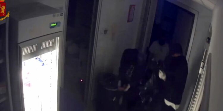 Rubano farmaci oncologici: tre arresti