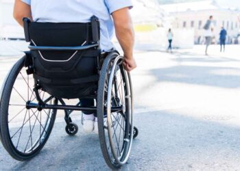 Politiche sociali: carrozzina con sterzo controllato a un disabile