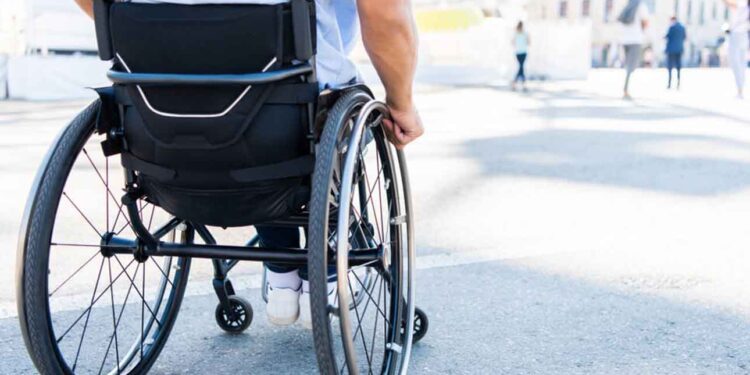 Politiche sociali: carrozzina con sterzo controllato a un disabile