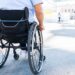 Politiche sociali: carrozzina con sterzo controllato a un disabile